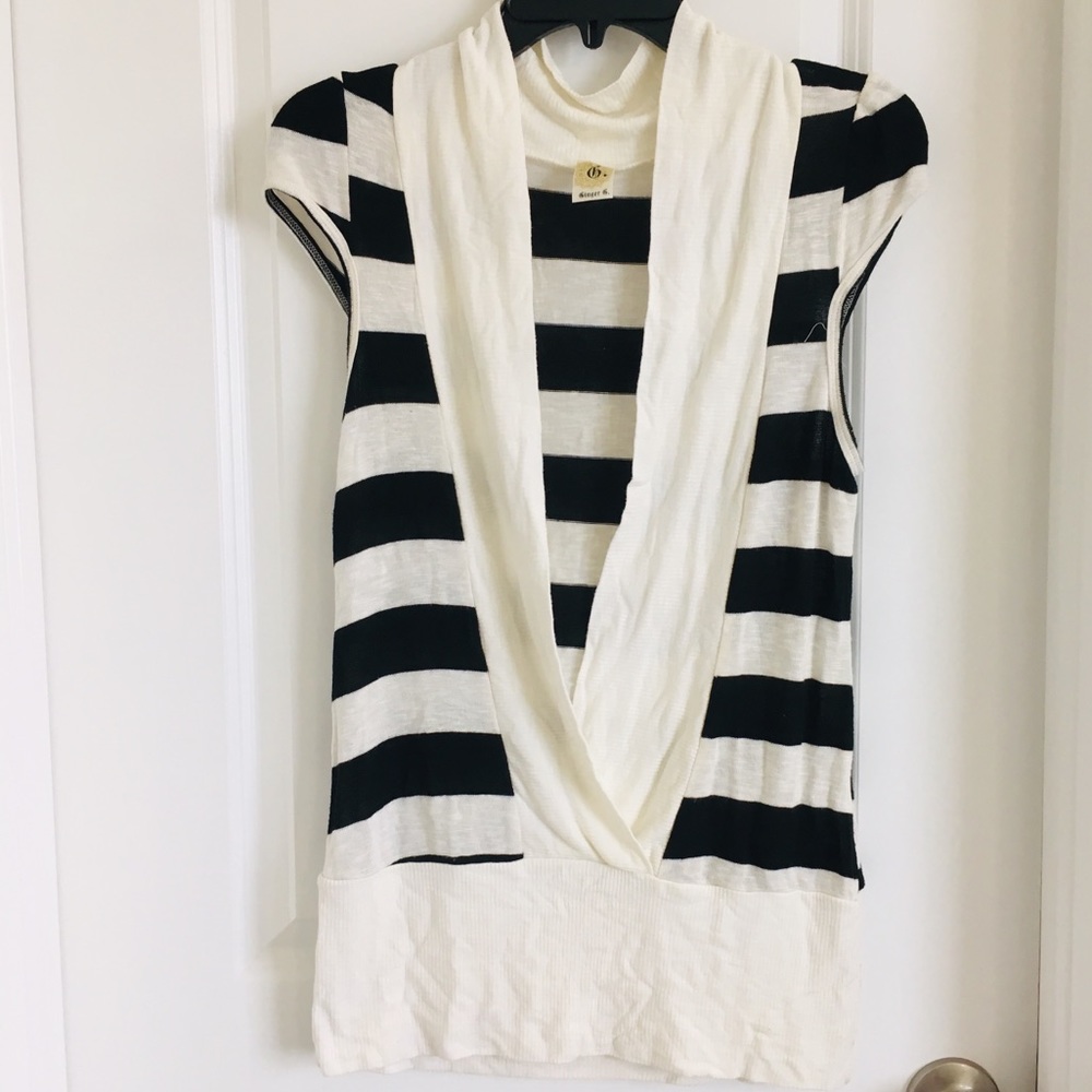 Ginger G. Black cream striped v neck knit tunic size junior large